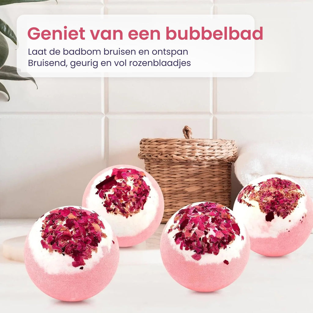 Badbommen met rozenblaadjes in de badkamer